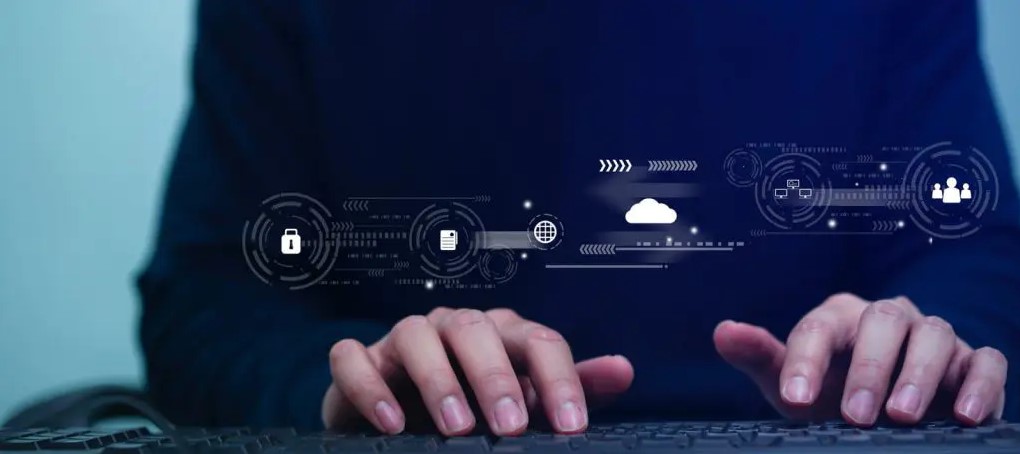 человек за клавиатурой торгует при помощи Forex на Windows VPS