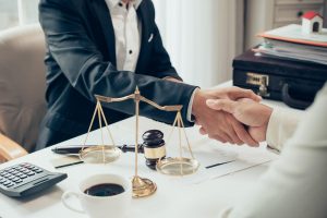 Какие вопросы стоит задавать адвокату по уголовным делам на первой консультации?